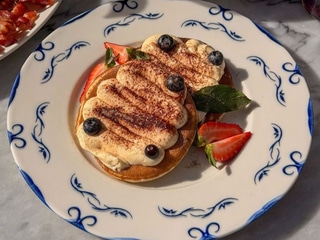 Tiramisu pancakes with cocoa 