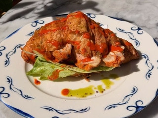Croissant with spicy chicken