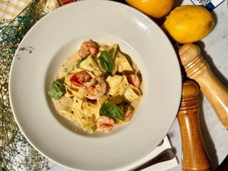 Pappardelle with shrimps, basil and asparagus
