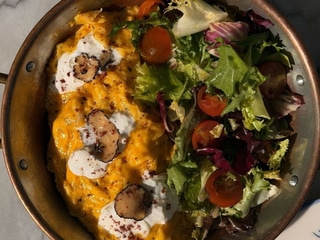 Scrambled eggs with black truffle and green salad