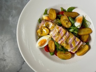 Warm salad with grilled tuna and baby potatoes