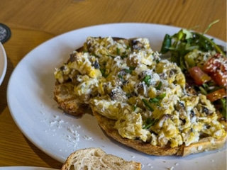 Opečený chléb se žampionovou smaženicí a parmazánem