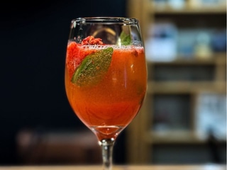 Jahodový spritz se sorbetem