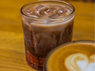 Čokoládová káva s jahodami a kokosovým mlékem