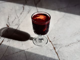 Глінтвейн полуничний з червоного вина