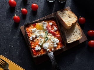 Шакшука з двома видами сиру та томатами