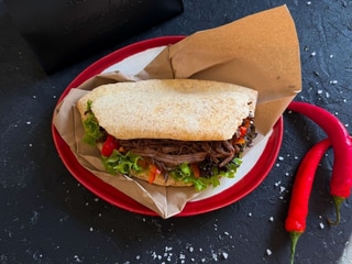 Піта з рваною телятиною грибами і трюфельним кремом