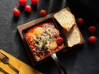 Шакшука з рваною телятиною та томатами