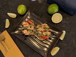 Брускета з креветкою та гуакамоле