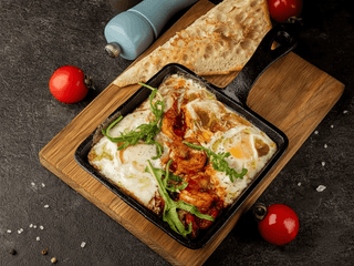 Шакшука з креветками та томатами