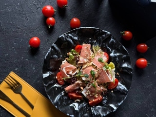 Салат з хамоном та медово-гірчичним соусом