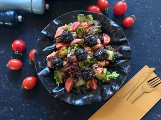 Салат з лососем та вершковим сиром