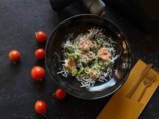 Паста зі шпинатом та тигровими креветками