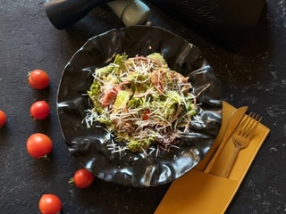 Теплий салат з куркою в горіховому соусі