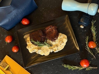 Медальйони з телятини у вершково-грибному соусі