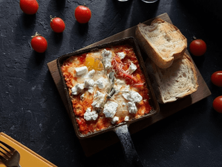 Шакшука з двома видами сиру та томатами