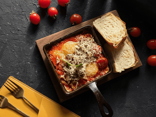 Шакшука з рваною телятиною та томатами