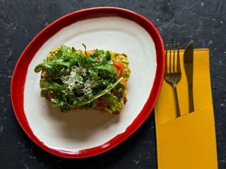 Тост з гуакамоле та лососем