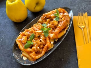 Млинці з яблуками та карамеллю