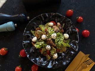 Салат з куркою, авокадо та медово-гірчичним соусом