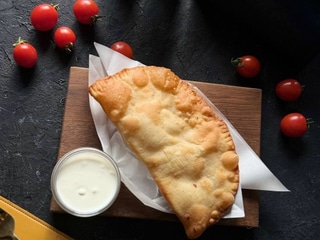 Чебурек з курочкою і грибами та сиром моцареллой