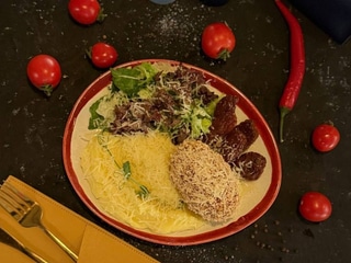 Курячі котлетки з плавленим сиром та картопляним пюре