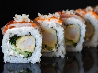 Uramaki premium Krewetka w tempurze owijana łososiem i tuńczykiem