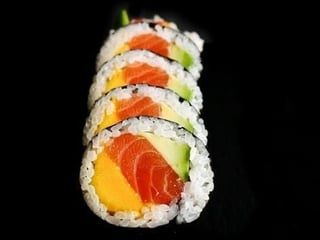 Futomaki Łosoś mango awokado