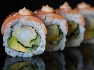 Uramaki premium Krewetka w tempurze owijana łososiem