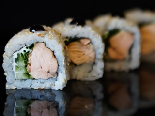 Uramaki Łosoś teriyaki
