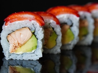 Uramaki premium Łosoś teriyaki owijany truskawką