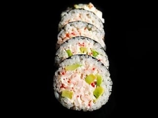 Futomaki Tatar z krewetek i awokado