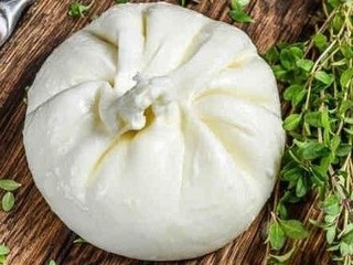 Burrata 125 g (kulka mozzarelli z kremowym wnętrzem (stracciatella + śmietanka)