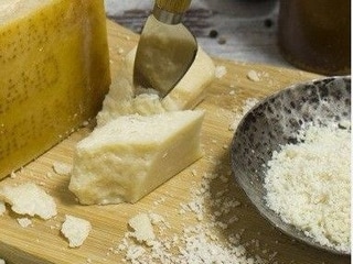 Parmigiano-Reggiano (ser z mleka krowy)(parmezan)