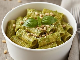 Rigatoni z pesto Genovese, pinoli, Permagiano Reggano,, bazylią, EV oliwa