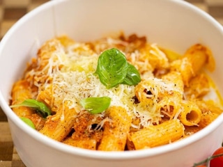 Spaghetti alla chitarra z ragù alla bolognese z Permagiano Reggano(ser), bazylia i EV oliwa