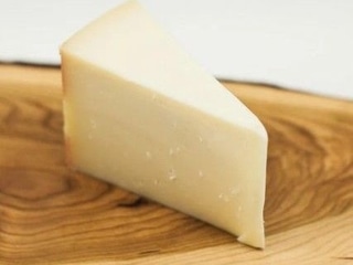 Provolone auriccio piccante (pikantny ser)
