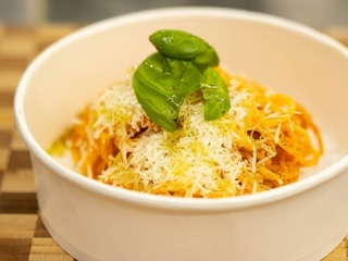 Rigatoni Marinara z ricottą, kaparami, Parmigiano Reggiano(ser) i bazylią