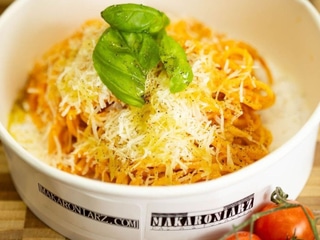 Spaghetti alla Chitarra z pomidorami San Marzano, grana padano(ser), bazylia i EV oliwa