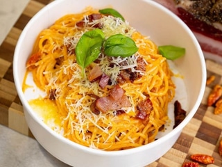 Fettuccine all’Amatriciana z peperoncino(chili), provolone picante(ser), guanciale(boczek), bazylia i EV oliwa