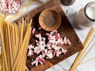Guanciale chips (posypka) suszone, dojrzewające mięso z policzka wieprzowego (bardziej aromatyczne niż boczek).