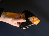 Onigiri z Łososiem i Ogórkiem