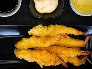 KREWETKA W TEMPURZE + FRYTKI 