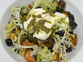 Teplý salát z pečené zeleniny s trhanou mozzarellou a bazalkovým pestem, čerstvé pečivo