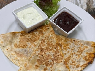 Quesadilla s trhaným vepřovým masem se zeleninou, medovo - hořčičný dresink, bagetka