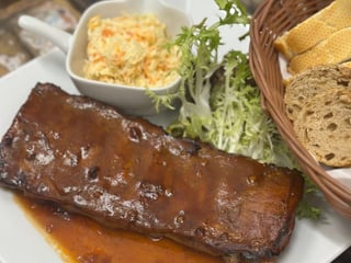 Pomalu pečená vepřová masitá žebra v jemně pikantní marinádě, salát Coleslaw