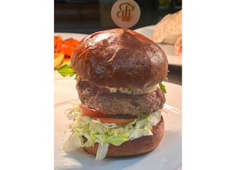 Burger s mletým masem a dýní, zapečený kozím sýrem, čerstvá zelenina, rukola, bylinkový dip 