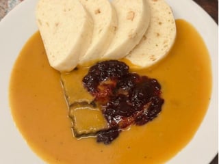 Hovězí svíčková na smetaně s houskovými knedlíky, brusinky