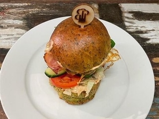 Velikonoční burger v naší domácí špenátové housce