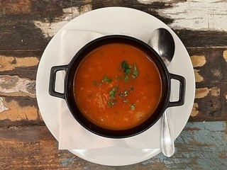 Tomatová polévka s bazalkovými nočky